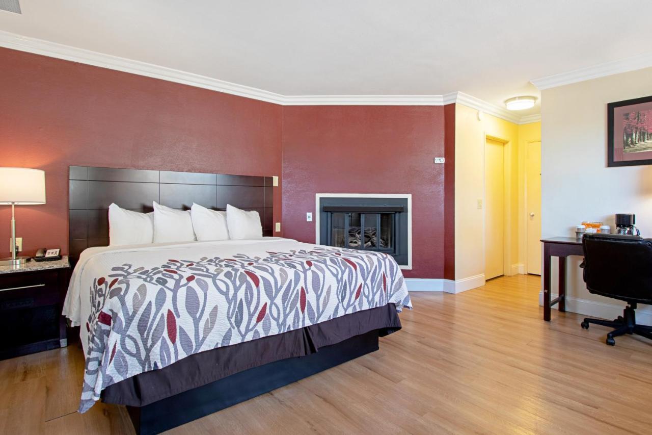 Red Roof Inn & Suites Monterey Exteriör bild
