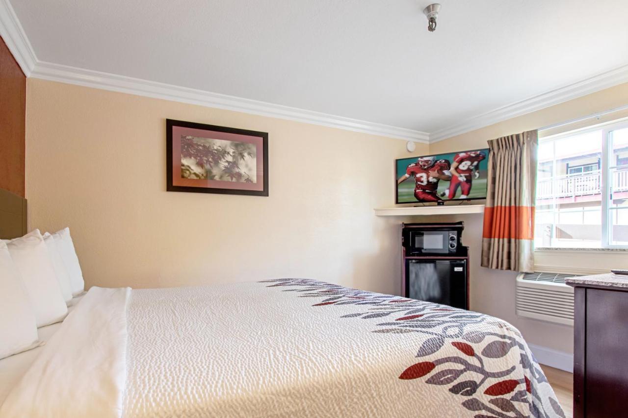 Red Roof Inn & Suites Monterey Exteriör bild
