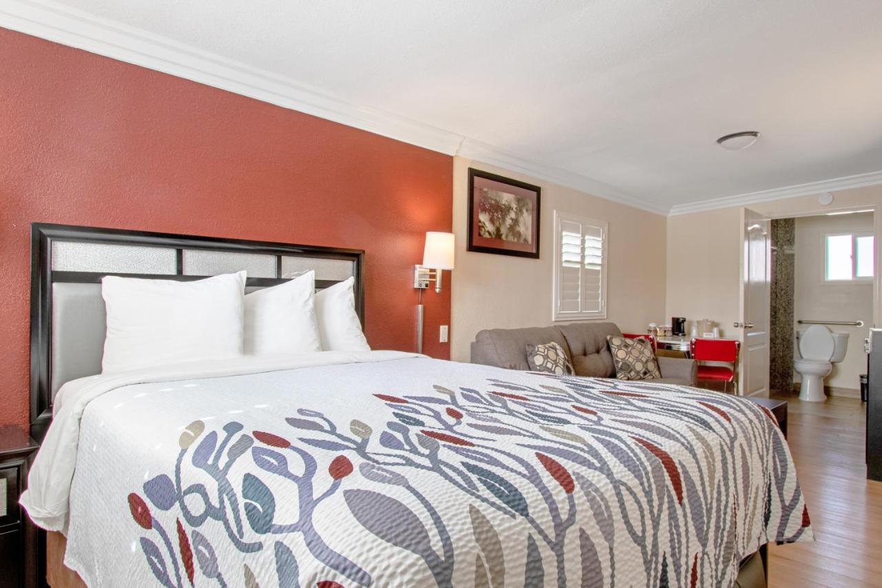 Red Roof Inn & Suites Monterey Exteriör bild