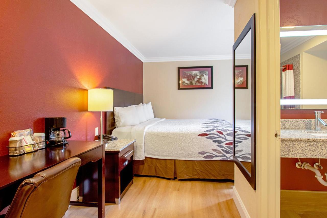 Red Roof Inn & Suites Monterey Exteriör bild