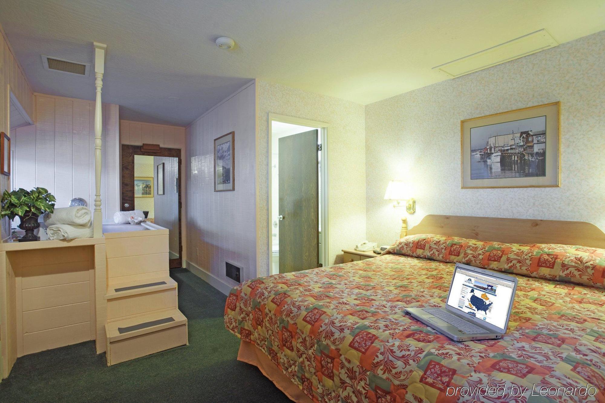 Red Roof Inn & Suites Monterey Rum bild