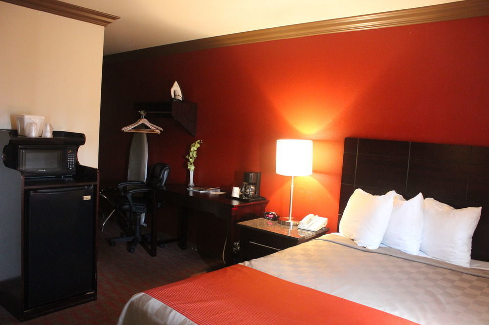 Red Roof Inn & Suites Monterey Exteriör bild