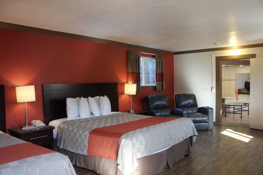 Red Roof Inn & Suites Monterey Exteriör bild