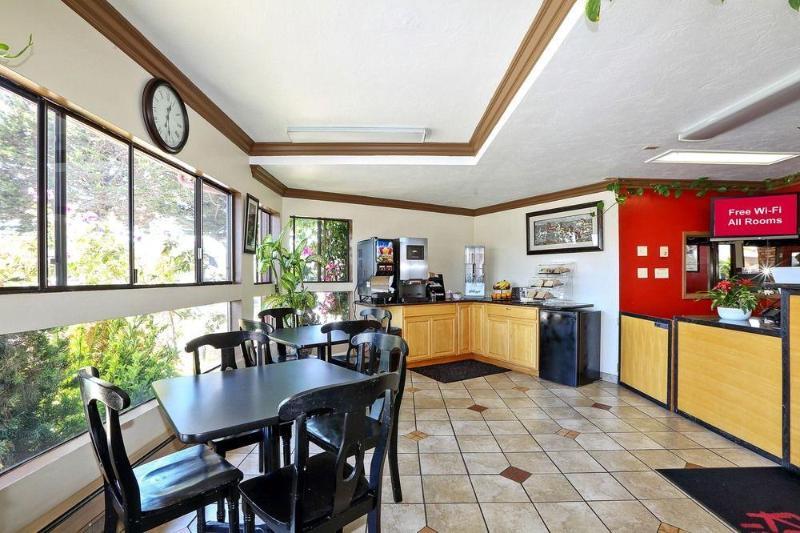 Red Roof Inn & Suites Monterey Exteriör bild