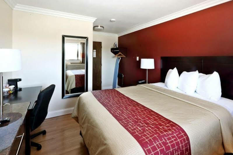 Red Roof Inn & Suites Monterey Exteriör bild