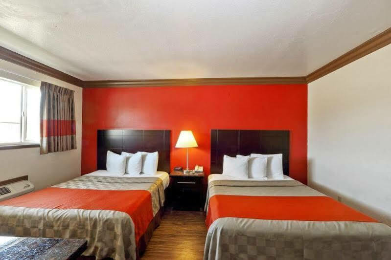 Red Roof Inn & Suites Monterey Exteriör bild